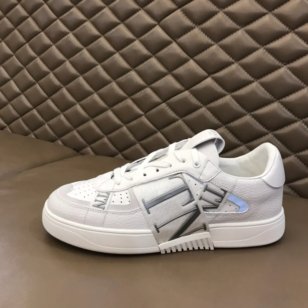 p440 "Valentin*" new spring and summer calfskin lace-up sneakers. No man should be able to refuse these shoes. The classic color scheme is so handsome! Purchase a high-precision replica of the original version to instantly sell off the market currency! 6 VLTN logo rubber effect straps - Valentino Garavani Logo printed on the back and tongue, all materials are customized to ensure quality! Size: 38-44